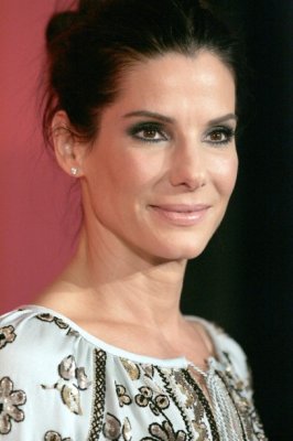 Sandra Bullock s-a trezit cu un hoţ în casă